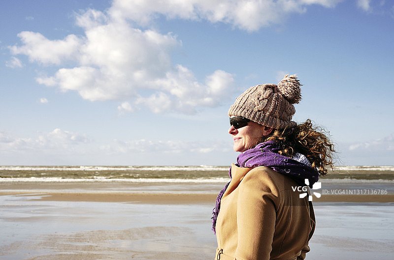在海滩上被海风吹乱头发的女人图片素材