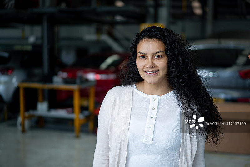 送车去修理厂的女人肖像图片素材
