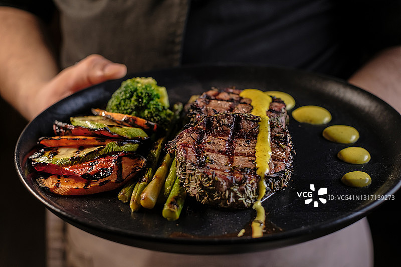 烤牛排配芦笋和蔬菜图片素材