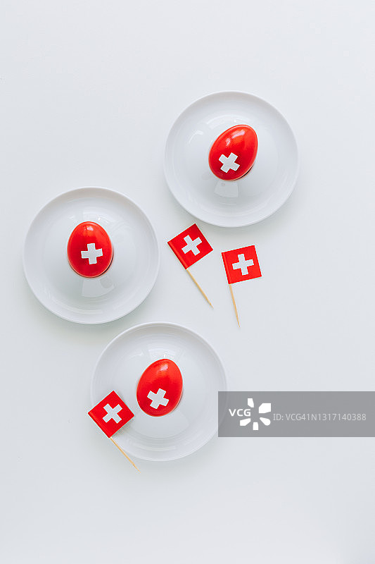 庆祝8月1日瑞士国庆节的传统红色鸡蛋，类似瑞士国旗图片素材