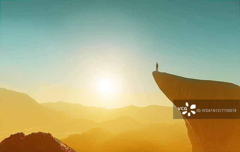 男子在山上欣赏风景图片素材