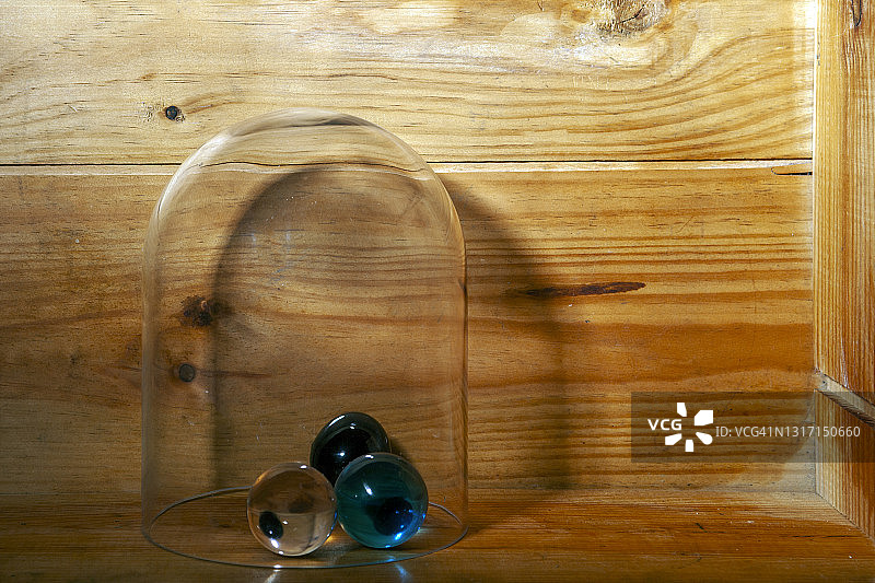 盒子里的玻璃球图片素材