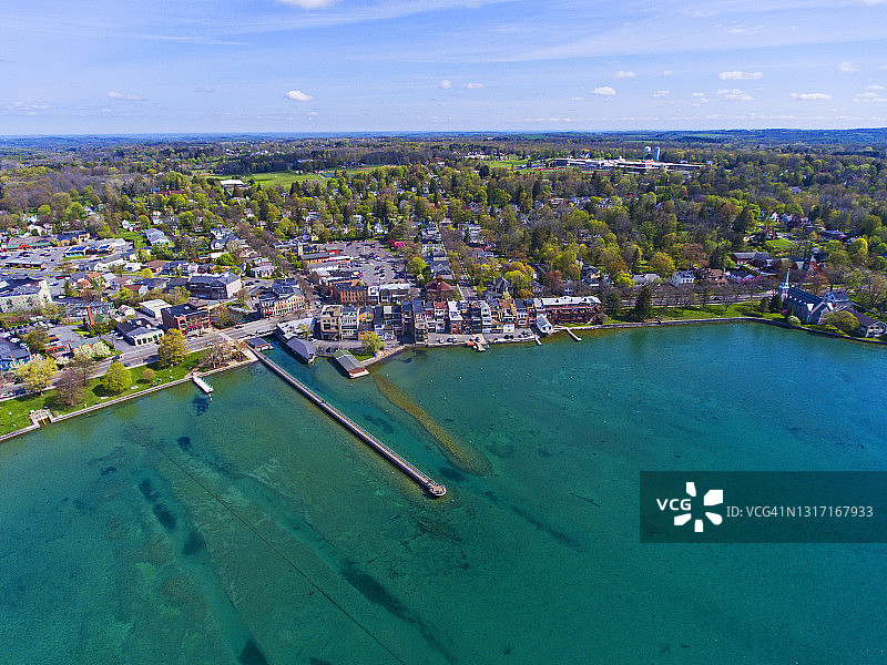 富裕的湖滨村庄的春季航拍图片素材