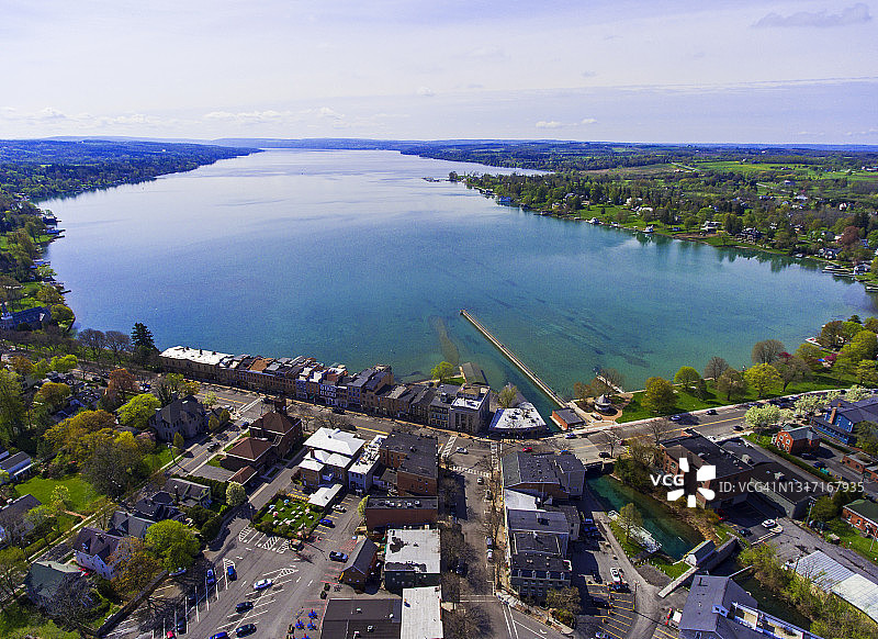 富裕的湖滨村庄的春季航拍图片素材