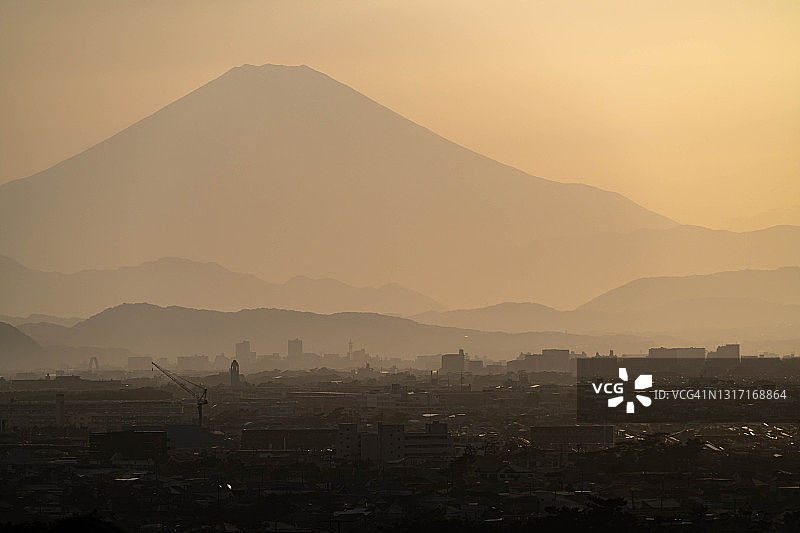日本神奈川县富士山及住宅区日落光束图片素材