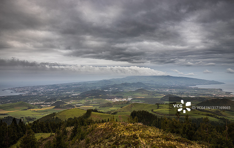 恶劣天气下的岛屿图片素材