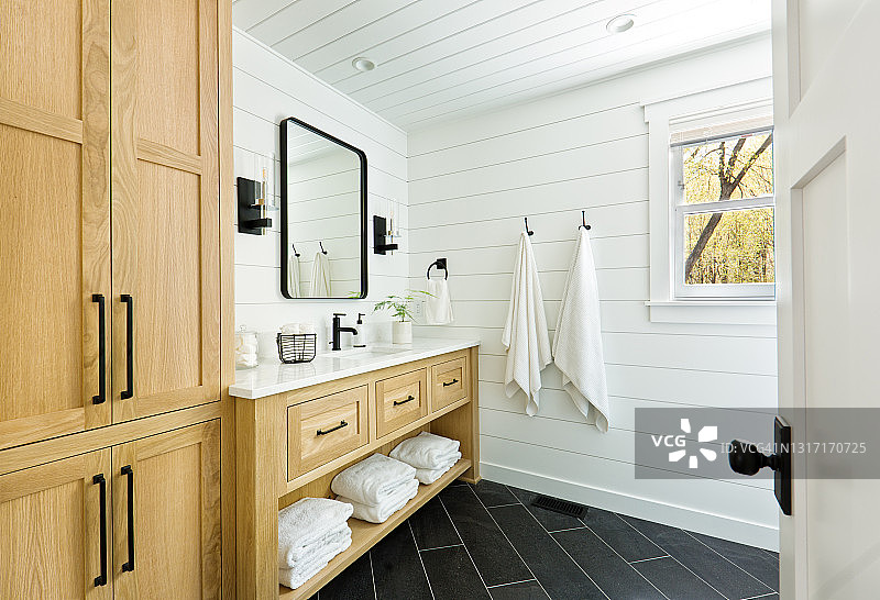 带梳妆台和亚麻储物柜的现代乡村家庭浴室设计图片素材