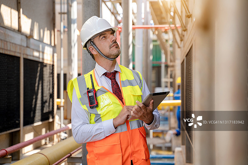 在锅炉房工作和检查的工程师图片素材