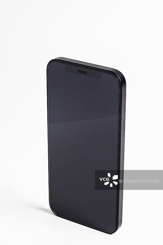 白色背景上的白色屏幕手机模型图片素材