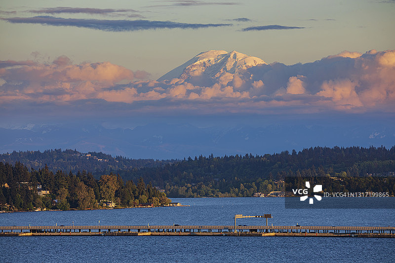 从西雅图劳雷尔赫斯特郊区眺望雷尼尔山景色图片素材