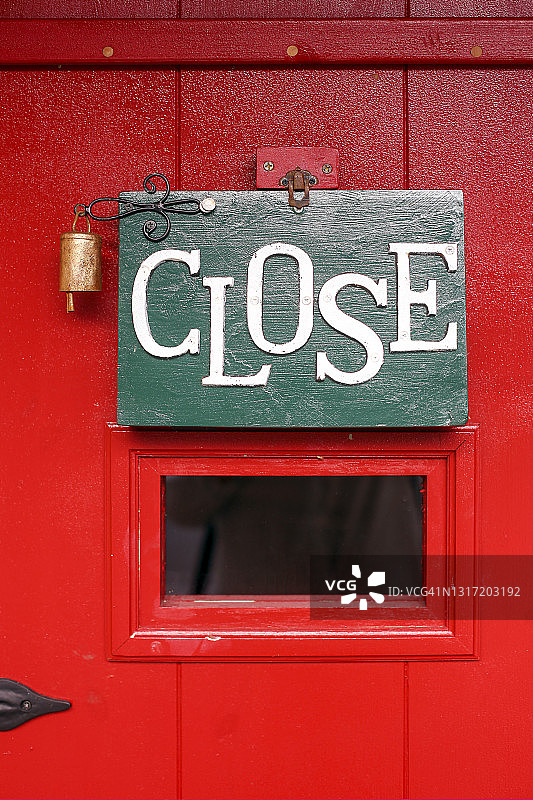 红色窗户上的英文“已关闭”标志图片素材