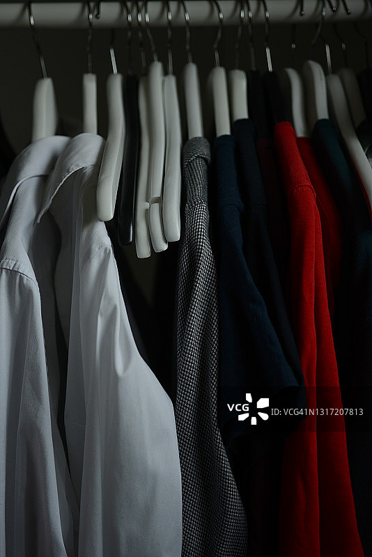 挂在白色衣架上的衣服图片素材