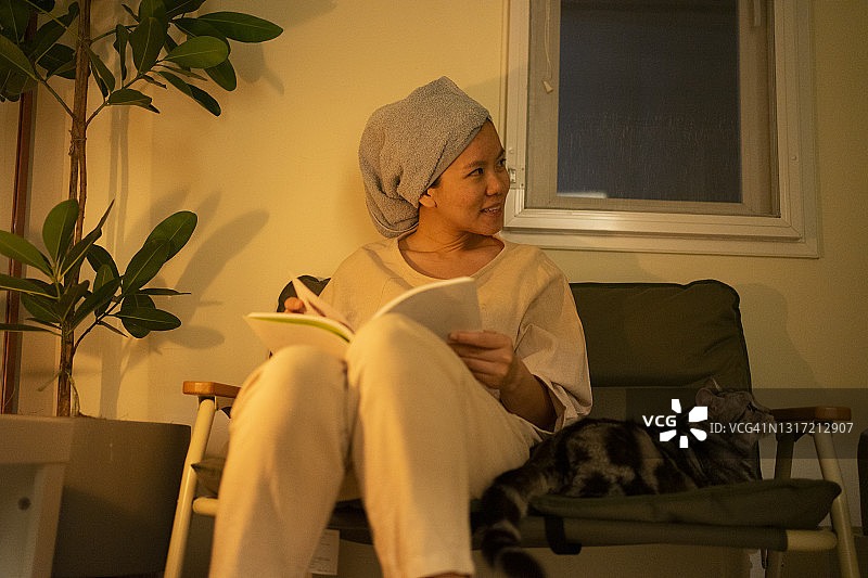 亚洲年轻人睡前放松图片素材