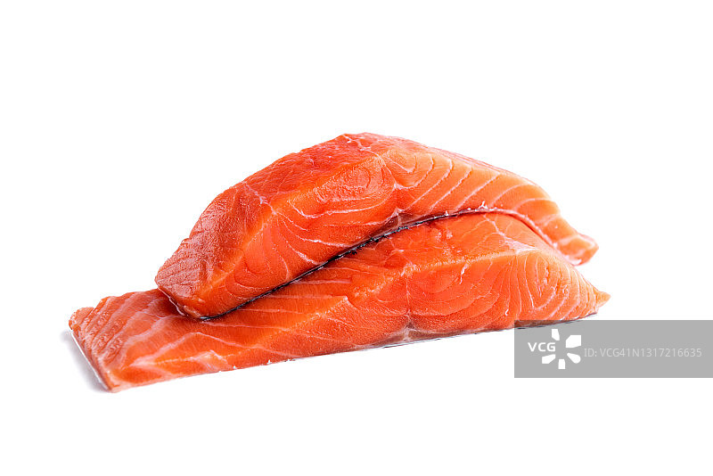 白色背景上的新鲜生三文鱼片图片素材