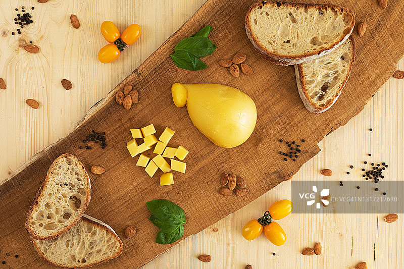 木制砧板上的意大利干酪照片图片素材