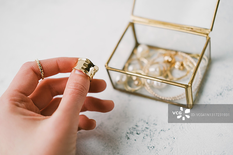 女人手持金戒指图片素材