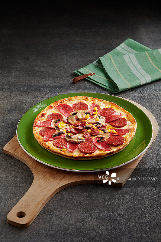 蘑菇意大利辣香肠披萨图片素材