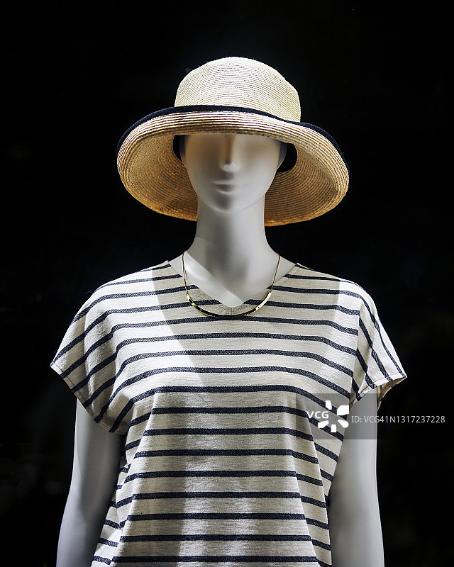 黑色背景下的女性人体模型图片素材