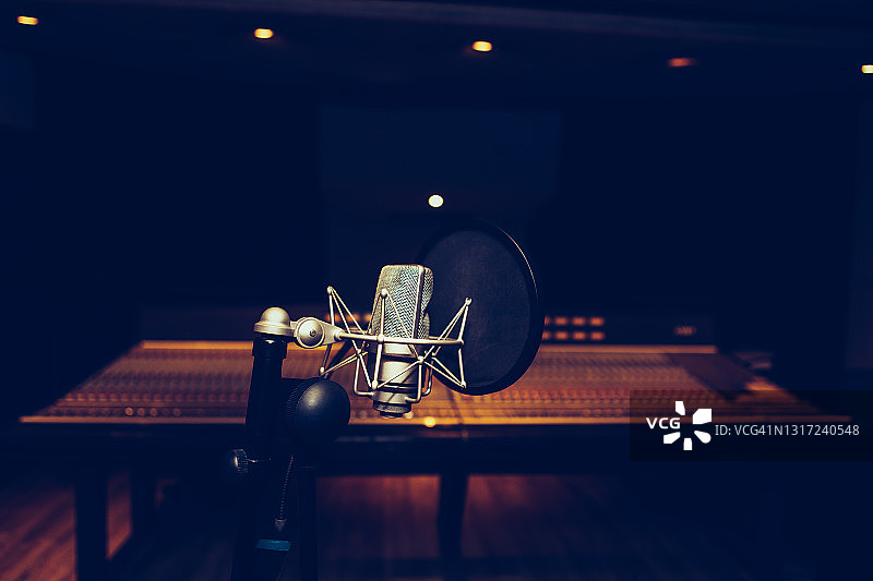 录音室内的麦克风与调音台图片素材