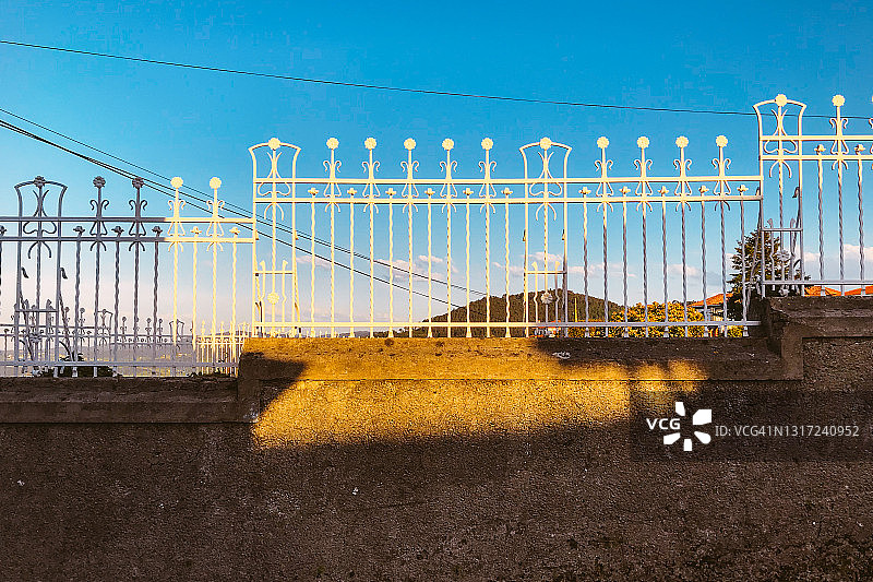 旧墙上的金属栅栏图片素材