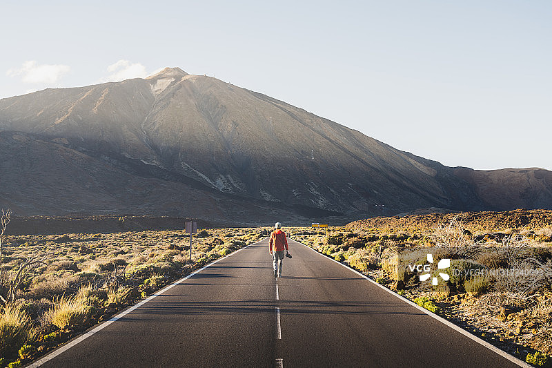 摄影师走在通往西班牙特内里费岛泰德山的路上图片素材