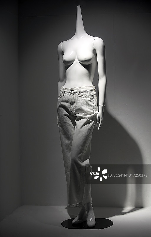 裸露上身的模特穿着白色牛仔裤图片素材