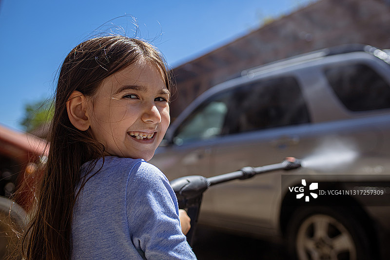 在夏日洗车的小女孩图片素材