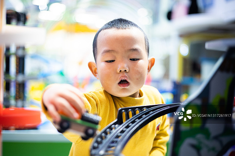 幼儿玩玩具图片素材