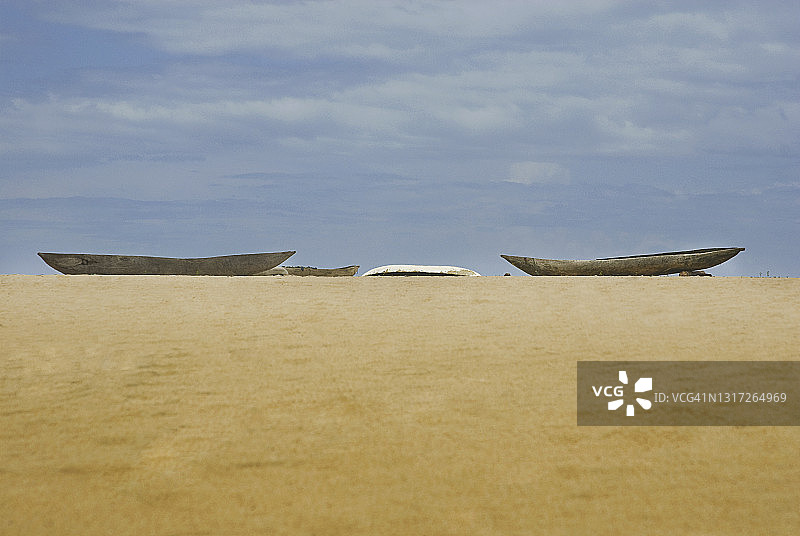 西非利比里亚罗伯茨波特海滩上手工雕刻的独木舟图片素材