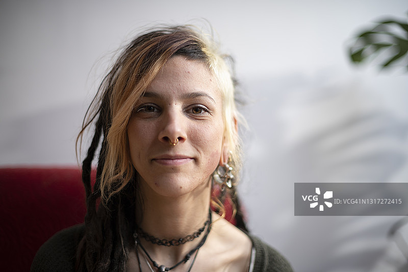 拥有独特风格的美丽放松的年轻女人肖像图片素材