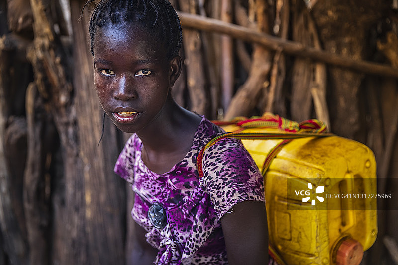 从埃塞俄比亚水井取水的非洲女孩图片素材