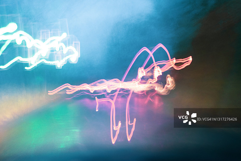 城市灯光的故意模糊照片，带有抽象编辑效果图片素材