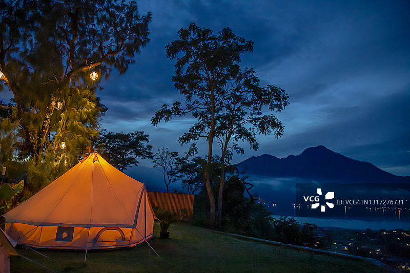 浪漫的野营地夜景图片素材