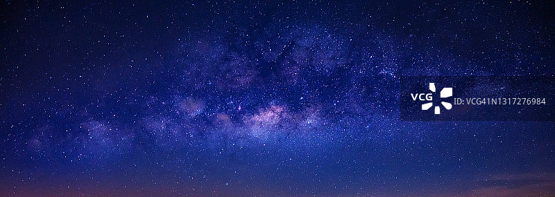 蓝色星空中的银河图片素材