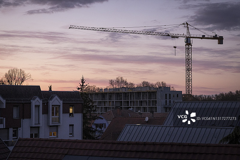 黄昏时分的一座起重机（横向布局），法国伊尔基什图片素材