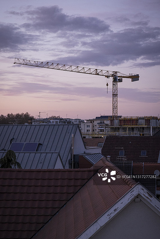 黄昏时分的起重机（竖版构图），法国伊尔基什图片素材