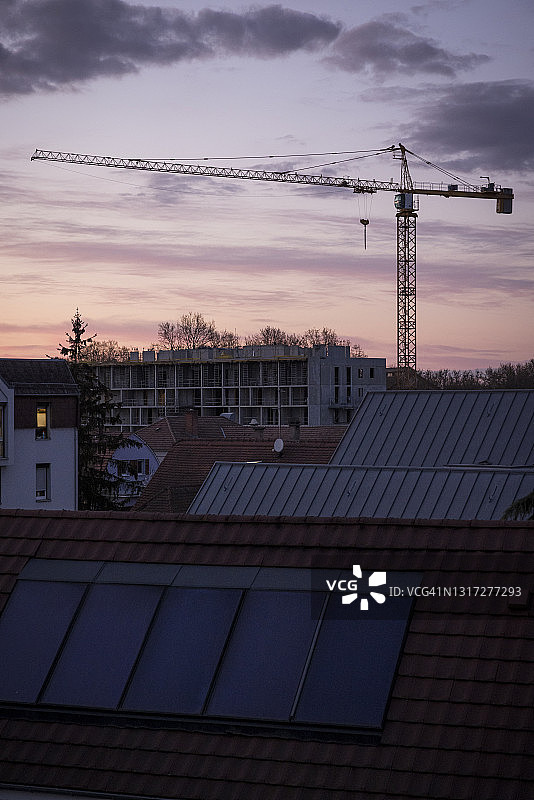黄昏时分的起重机（竖版），法国伊尔基什图片素材