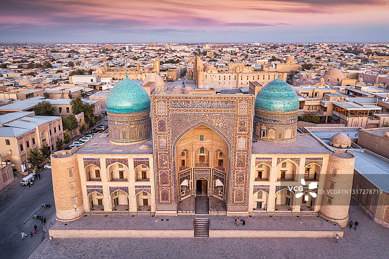 米尔·阿拉伯伊斯兰学校鸟瞰，乌兹别克斯坦布哈拉图片素材