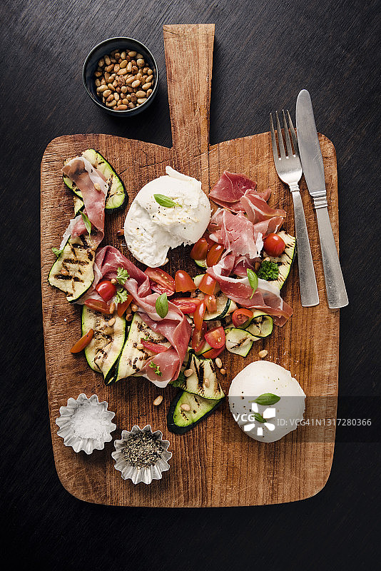布拉塔奶酪配西葫芦和帕尔马火腿图片素材