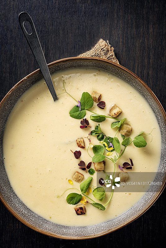 自制韭葱土豆汤图片素材