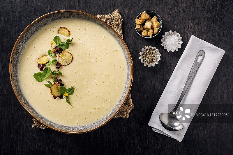 自制韭葱土豆汤图片素材