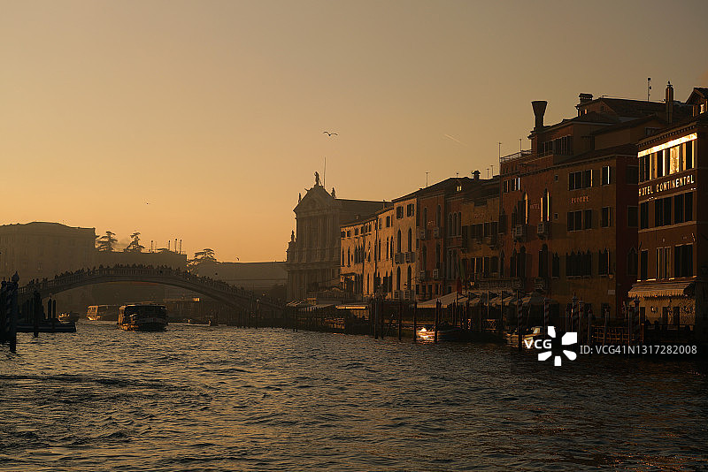 威尼斯大运河美丽的日落景色图片素材