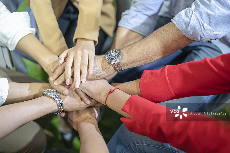 象征团结的人们叠手图片素材