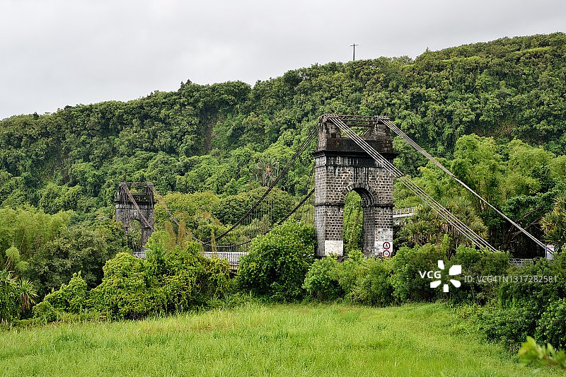 留尼汪岛圣罗斯：东河旧悬索桥图片素材