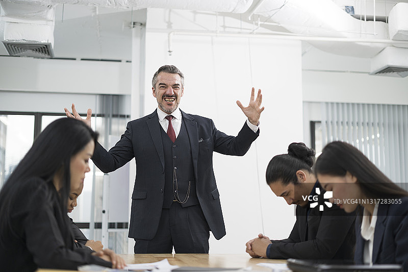 在办公室会议中训斥员工的商人图片素材