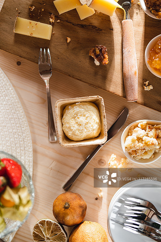 奶酪板和搅打黄油图片素材