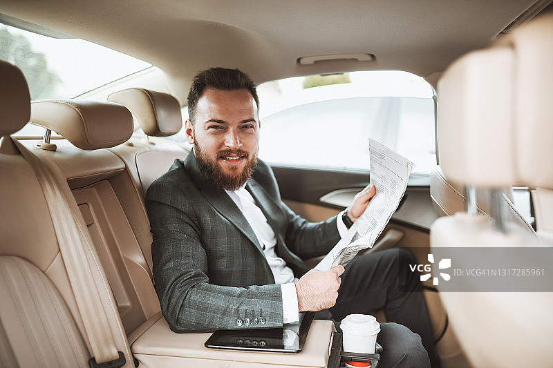 清晨，商务人士乘车出行图片素材