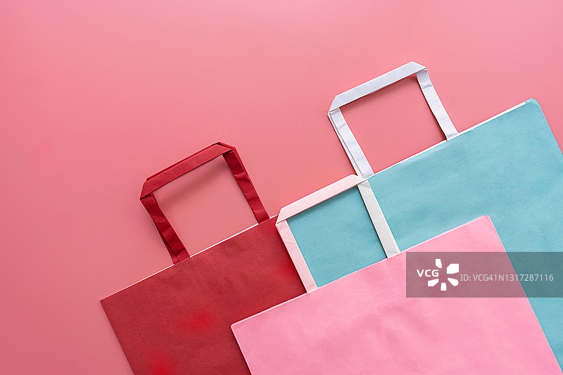 红色背景下的购物袋航拍图片素材