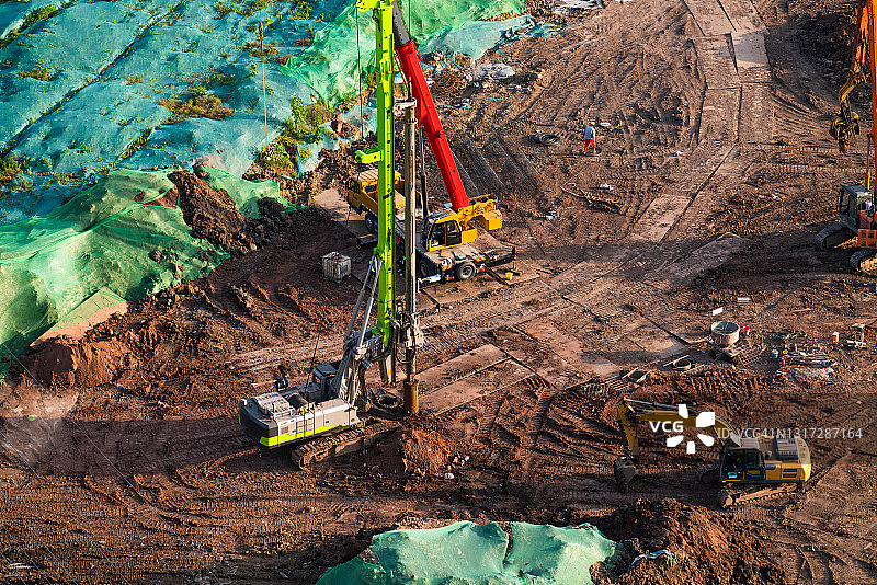 打桩机施工中图片素材