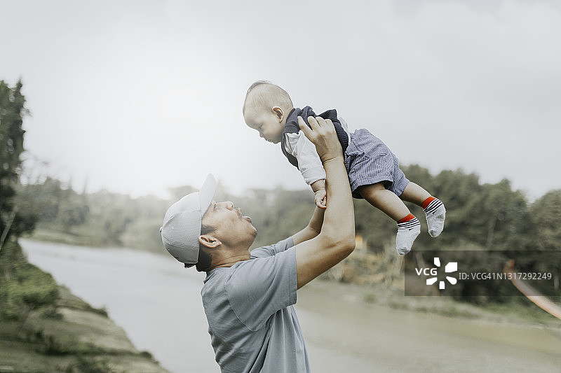 夏天，乡村的父亲和婴儿图片素材